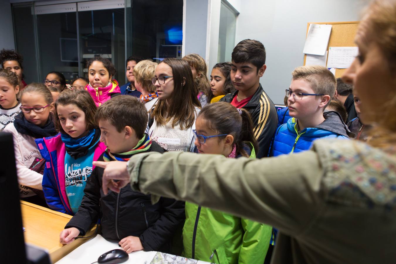 Los alumnos del Cra Moncalvillo de Entrena han visitado la multimedia de Diario LA RIOJA