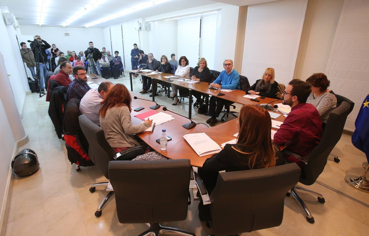 Tensión, gestos y más de una botella de agua en el pleno de Villamediana