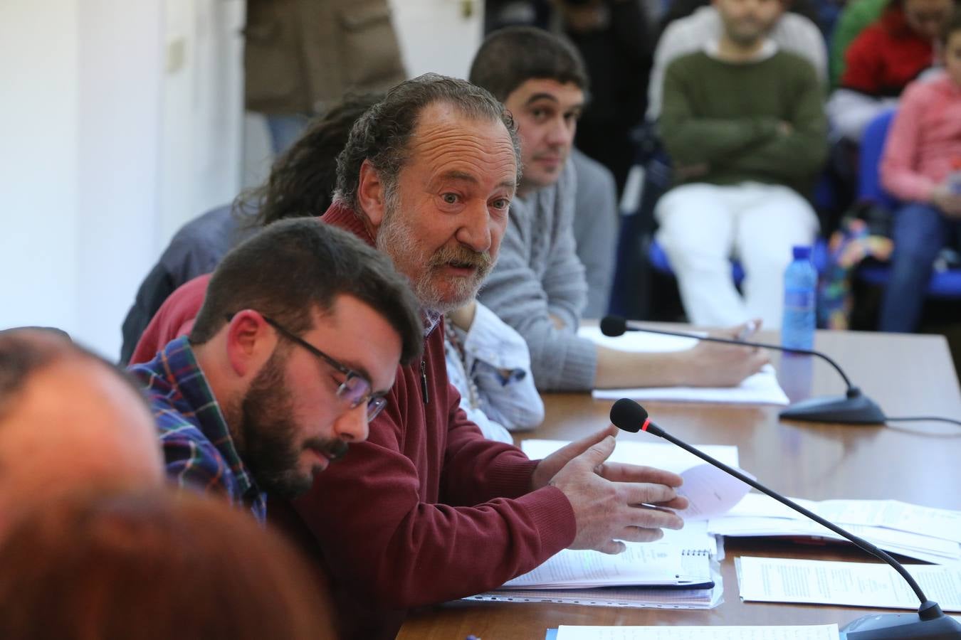 Tensión, gestos y más de una botella de agua en el pleno de Villamediana