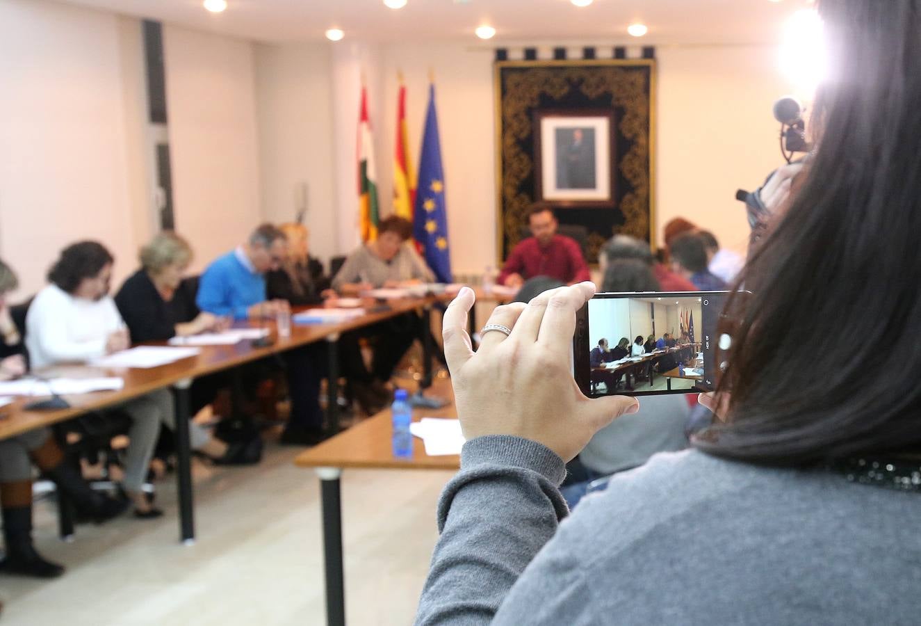 Tensión, gestos y más de una botella de agua en el pleno de Villamediana