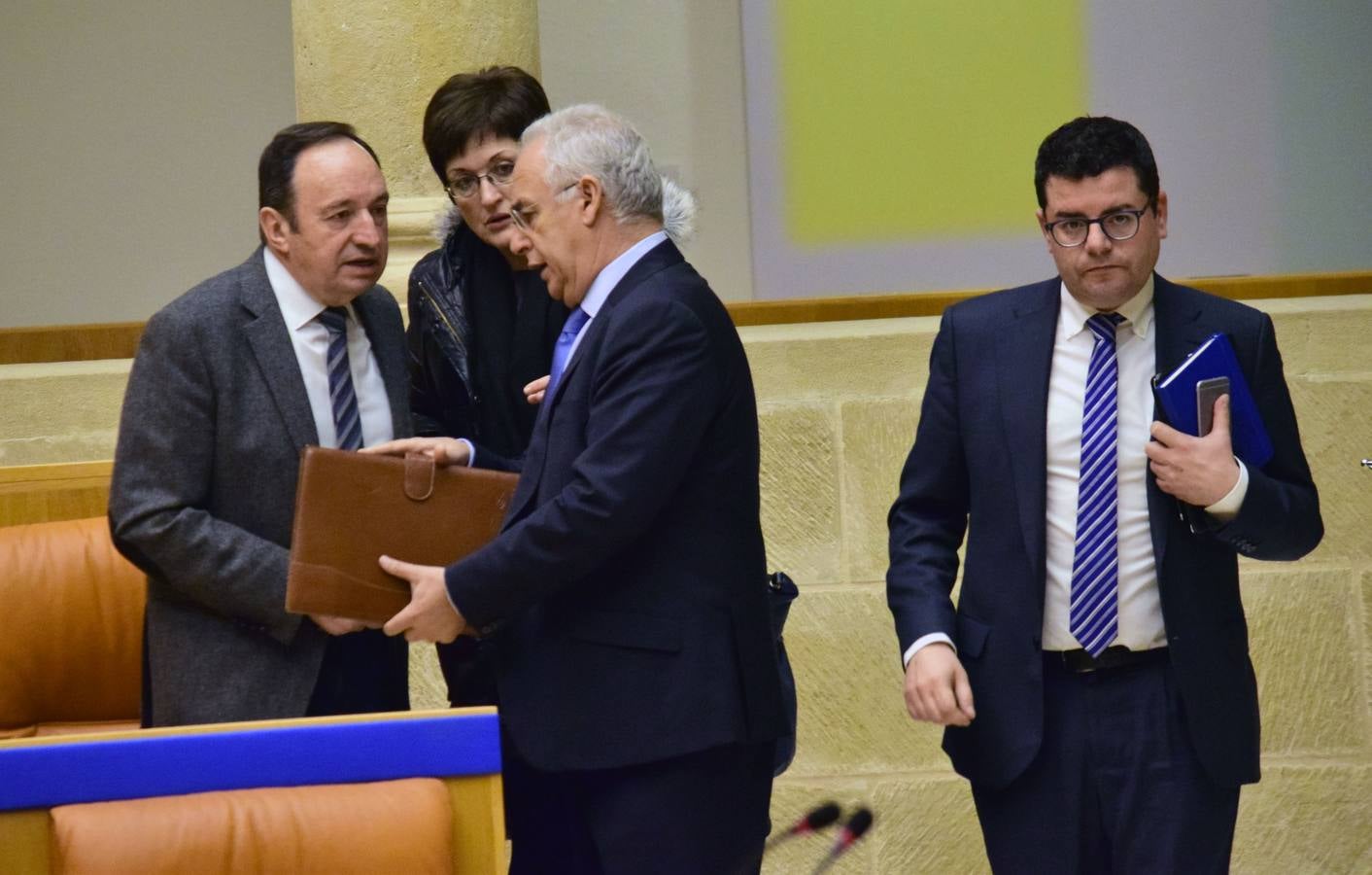 Una mañana en el Pleno del Parlamento riojano