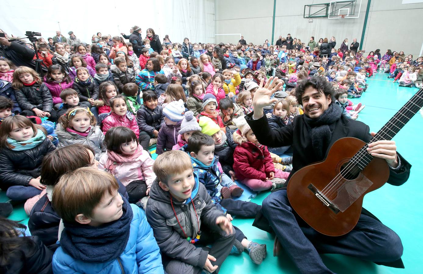 Setecientos alumnos disfrutan en el colegio Las Gaunas de la música de Pablo Sáinz Villegas