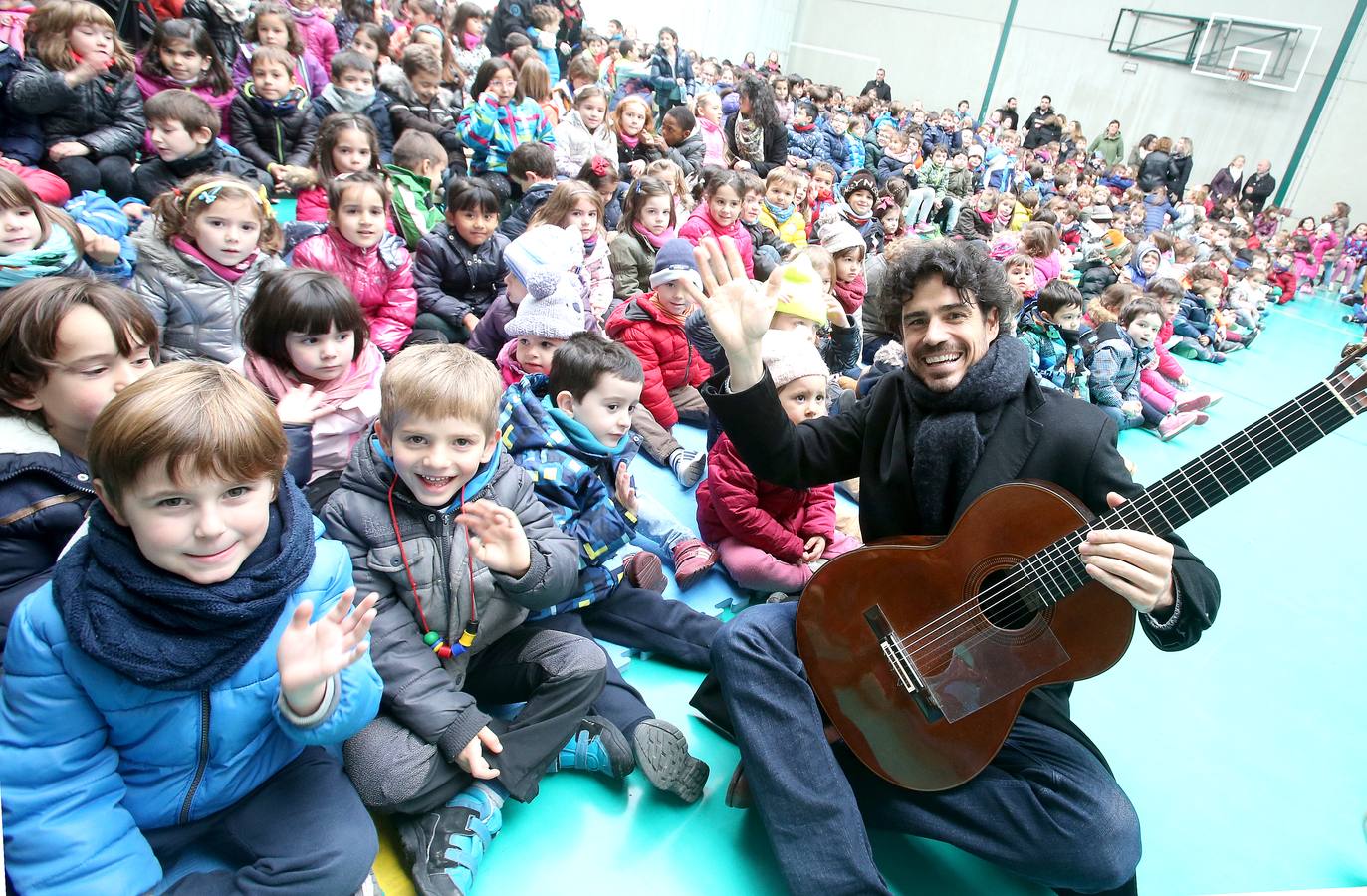 Setecientos alumnos disfrutan en el colegio Las Gaunas de la música de Pablo Sáinz Villegas