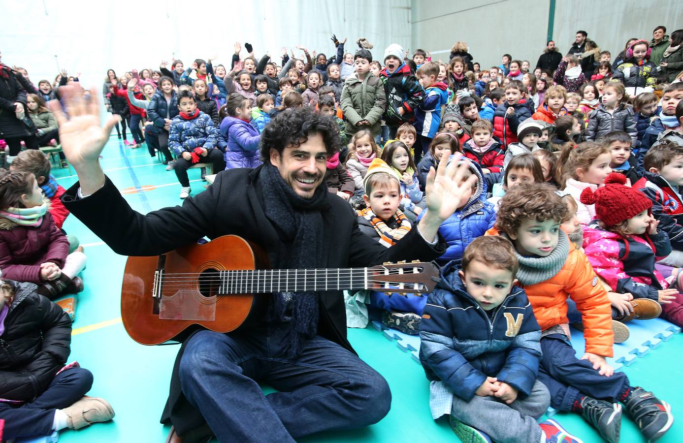 Setecientos alumnos disfrutan en el colegio Las Gaunas de la música de Pablo Sáinz Villegas