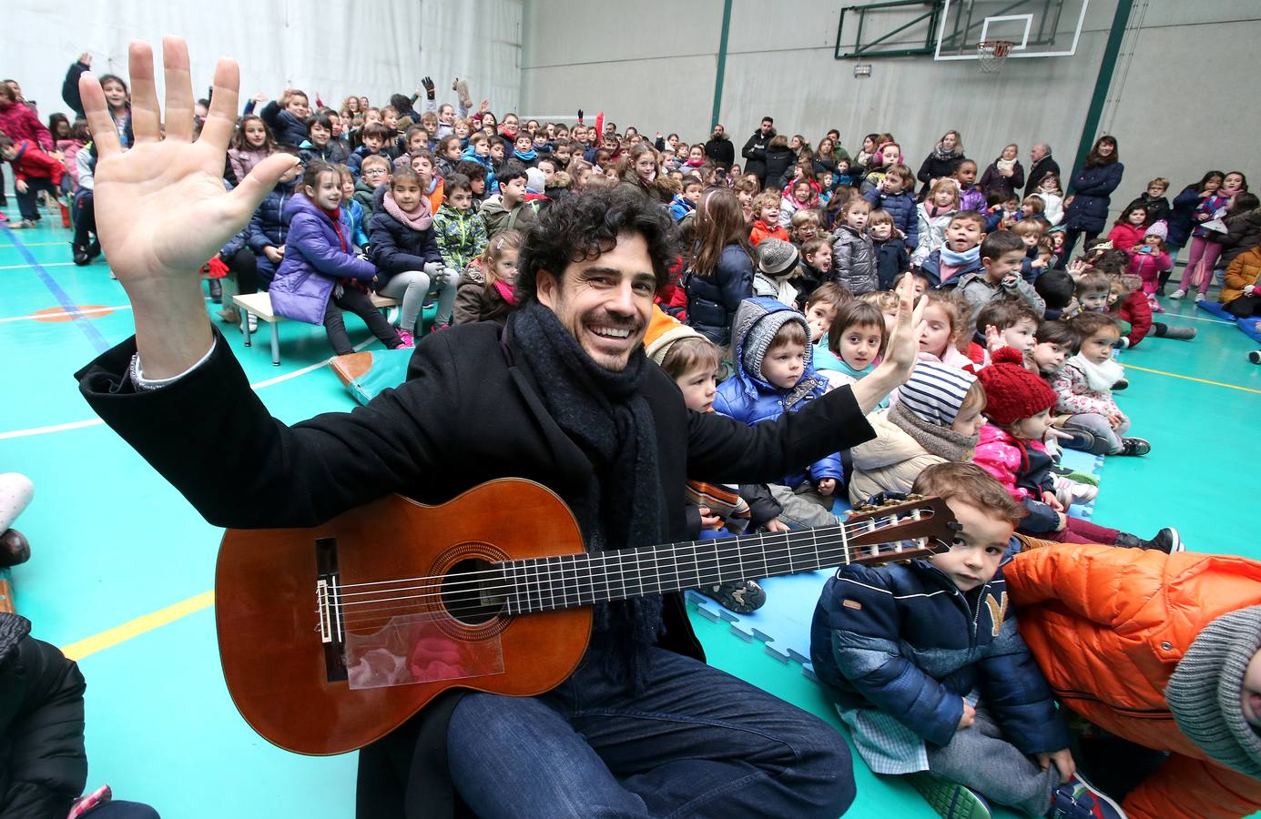 Setecientos alumnos disfrutan en el colegio Las Gaunas de la música de Pablo Sáinz Villegas