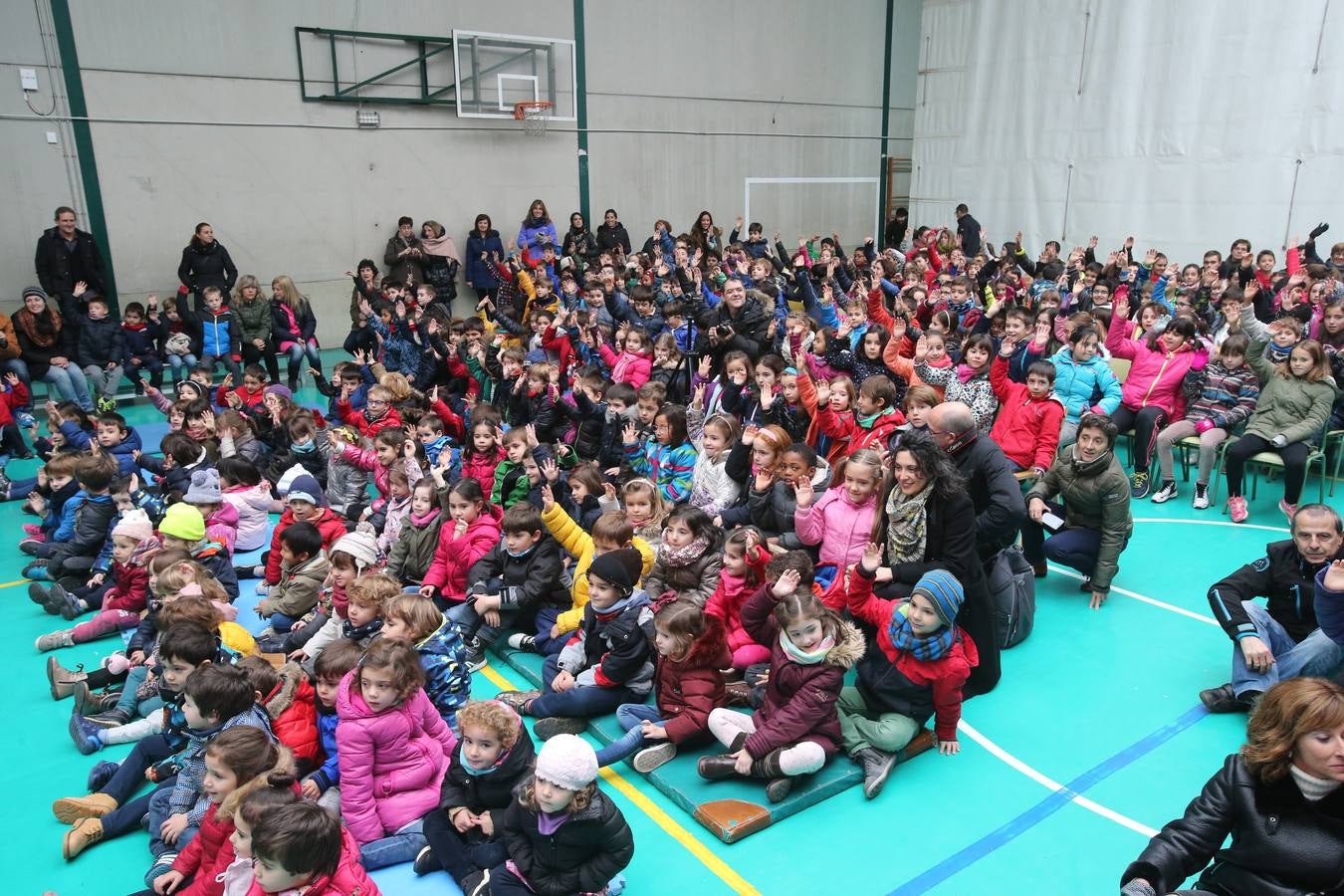 Setecientos alumnos disfrutan en el colegio Las Gaunas de la música de Pablo Sáinz Villegas