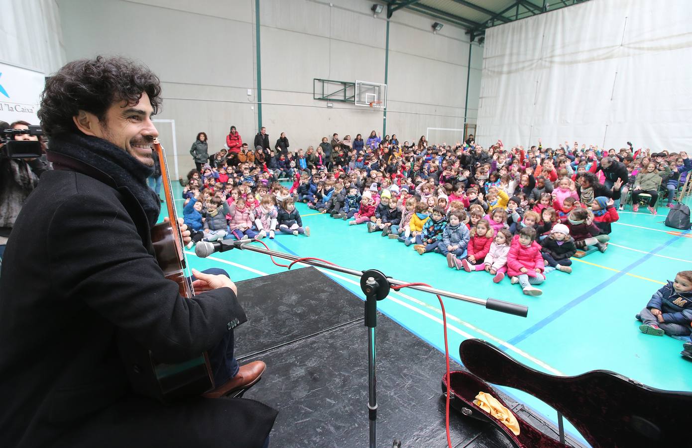 Setecientos alumnos disfrutan en el colegio Las Gaunas de la música de Pablo Sáinz Villegas