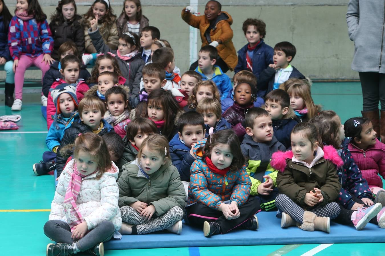 Setecientos alumnos disfrutan en el colegio Las Gaunas de la música de Pablo Sáinz Villegas