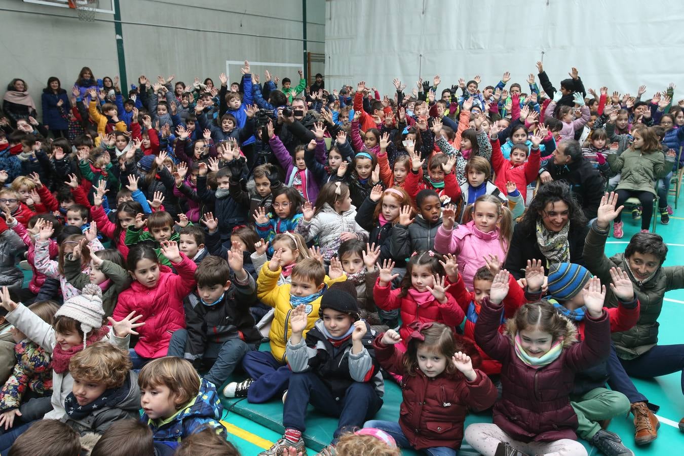 Setecientos alumnos disfrutan en el colegio Las Gaunas de la música de Pablo Sáinz Villegas