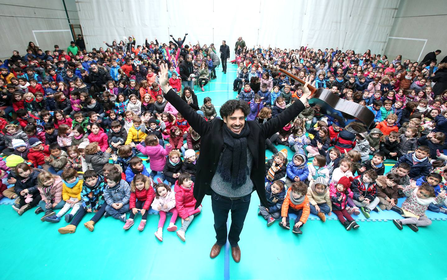 Setecientos alumnos disfrutan en el colegio Las Gaunas de la música de Pablo Sáinz Villegas