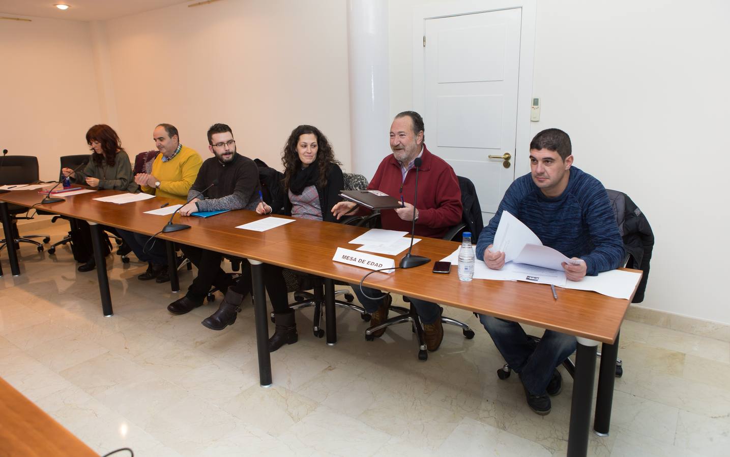 Gestos, abrazos y felicitaciones en el Ayuntamiento de Villamediana tras la moción de censura de su hasta hoy alcalde