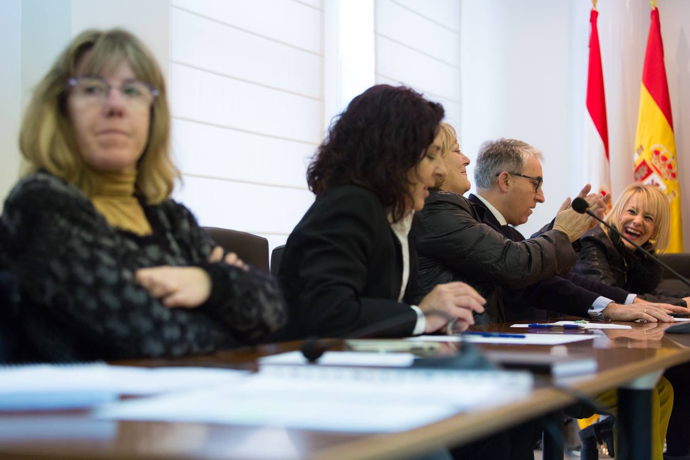 Gestos, abrazos y felicitaciones en el Ayuntamiento de Villamediana tras la moción de censura de su hasta hoy alcalde