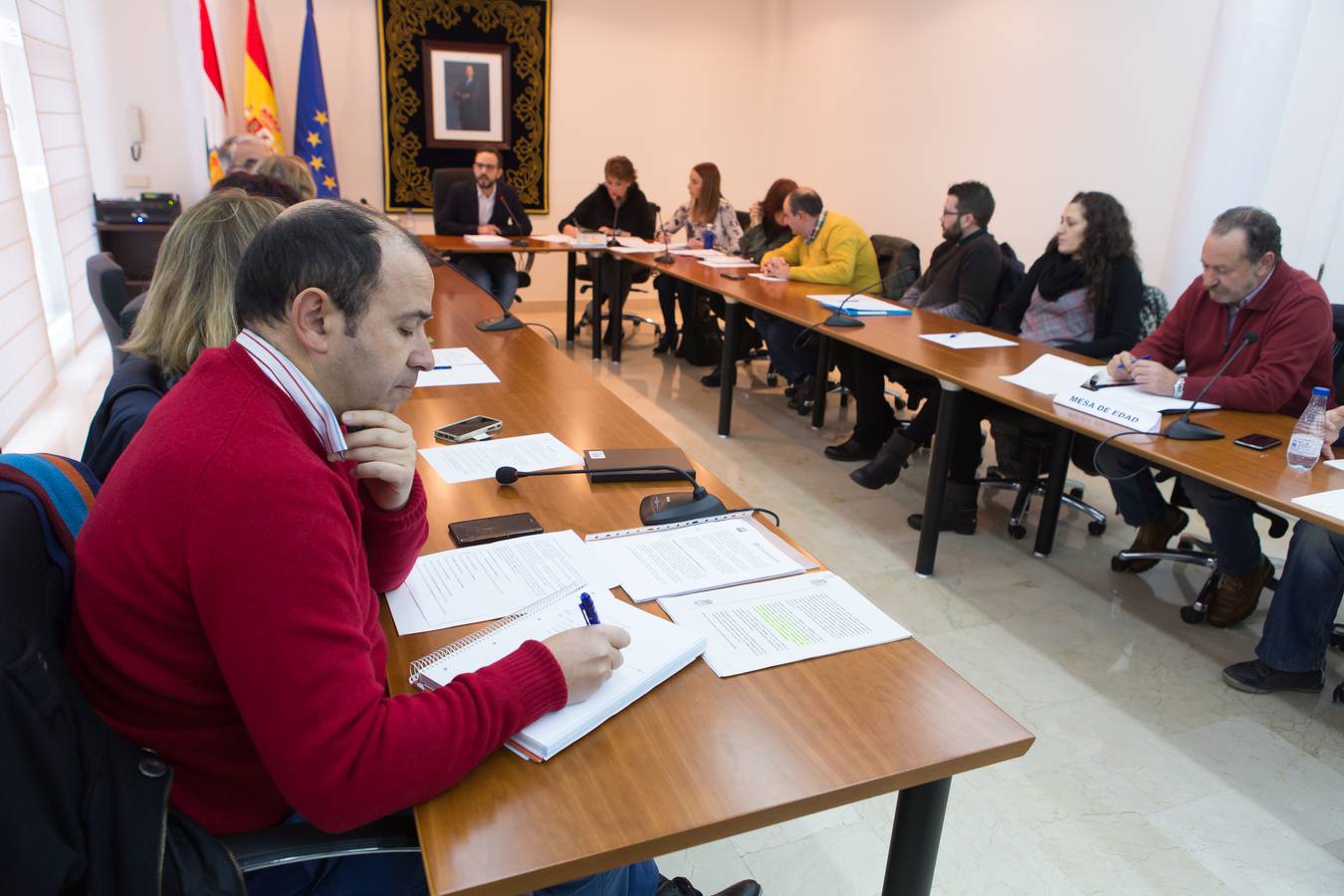 Gestos, abrazos y felicitaciones en el Ayuntamiento de Villamediana tras la moción de censura de su hasta hoy alcalde