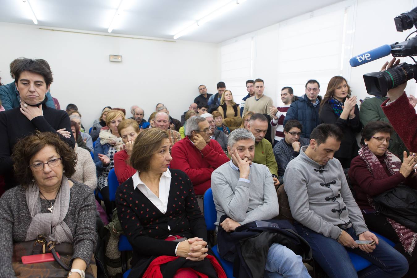 Gestos, abrazos y felicitaciones en el Ayuntamiento de Villamediana tras la moción de censura de su hasta hoy alcalde