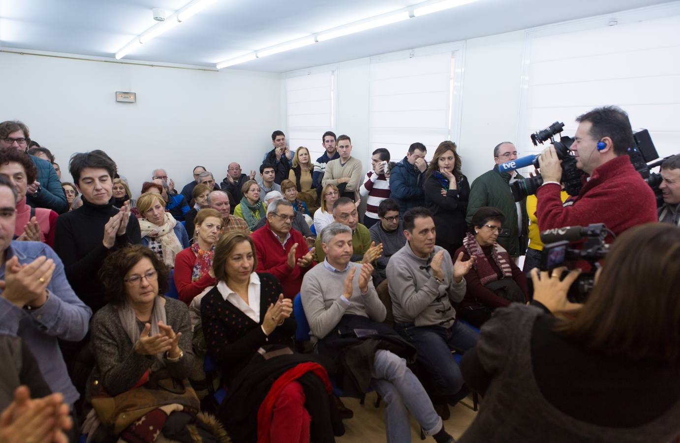 Gestos, abrazos y felicitaciones en el Ayuntamiento de Villamediana tras la moción de censura de su hasta hoy alcalde