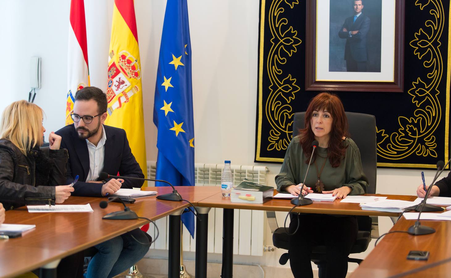 Gestos, abrazos y felicitaciones en el Ayuntamiento de Villamediana tras la moción de censura de su hasta hoy alcalde