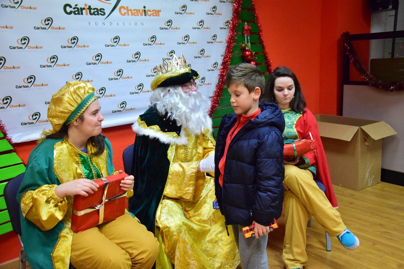 Cáritas entrega a los niños los regalos de los Reyes Magos