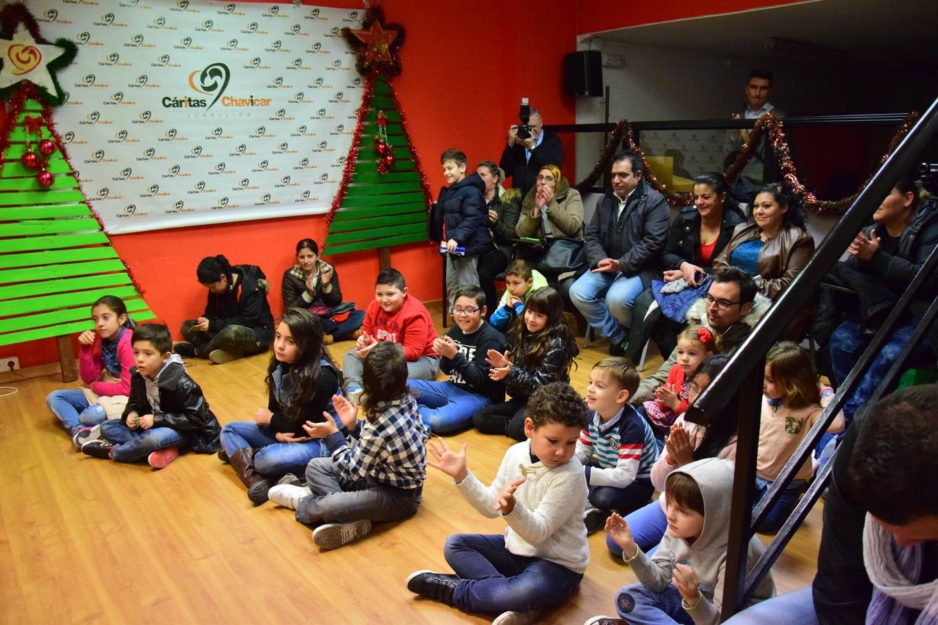 Cáritas entrega a los niños los regalos de los Reyes Magos