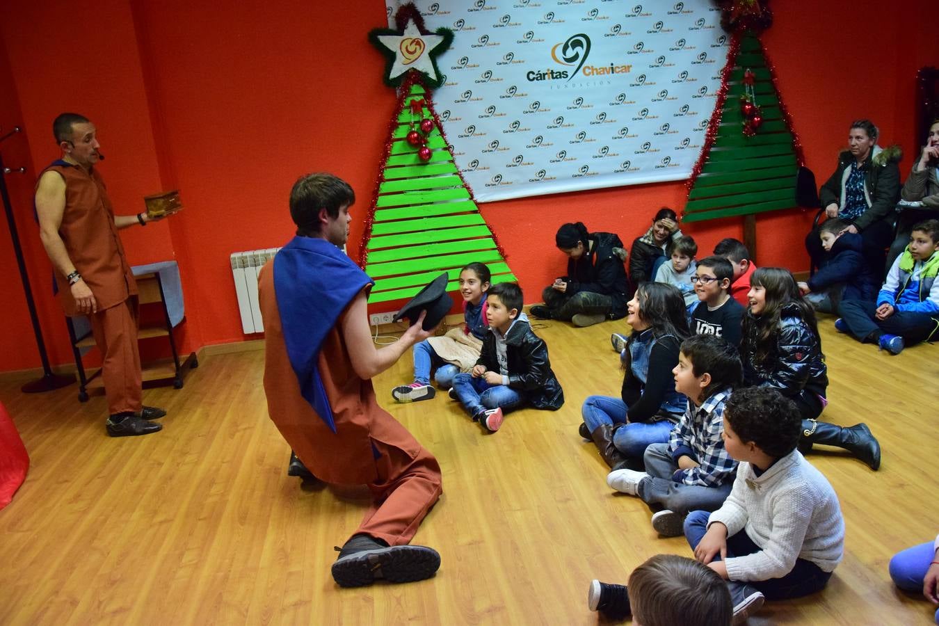 Cáritas entrega a los niños los regalos de los Reyes Magos