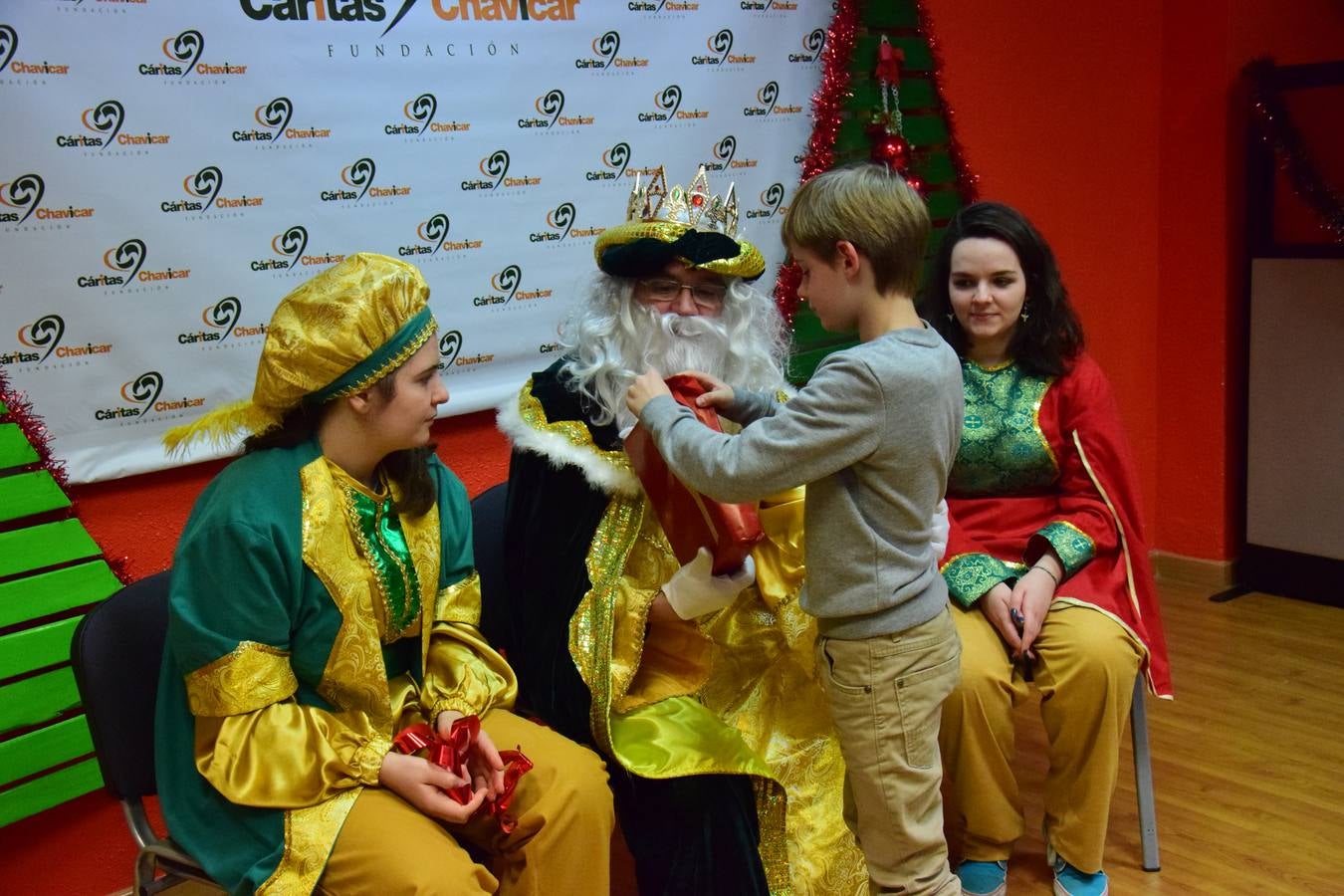 Cáritas entrega a los niños los regalos de los Reyes Magos