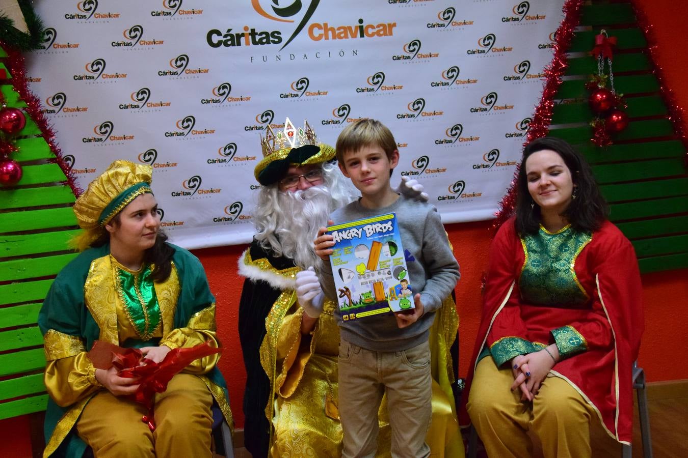 Cáritas entrega a los niños los regalos de los Reyes Magos