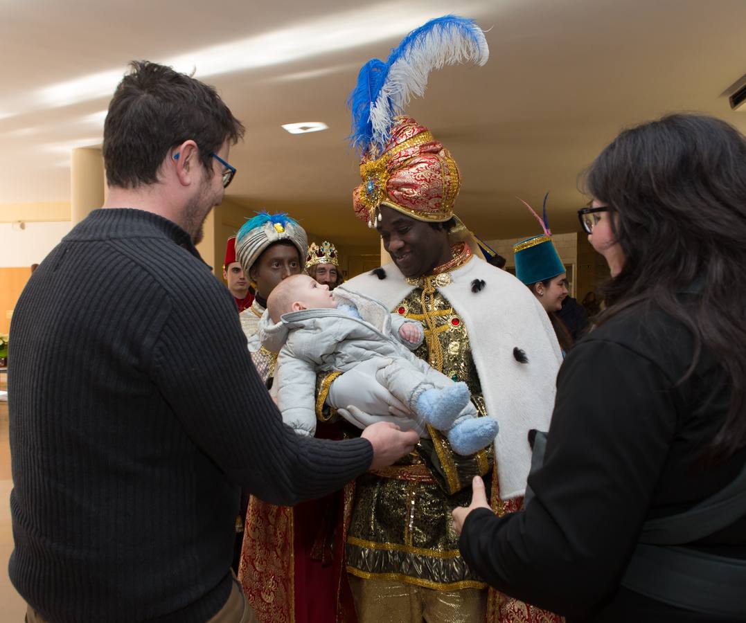 Sonrisas y lloros en la visita de los Reyes al Auditorio