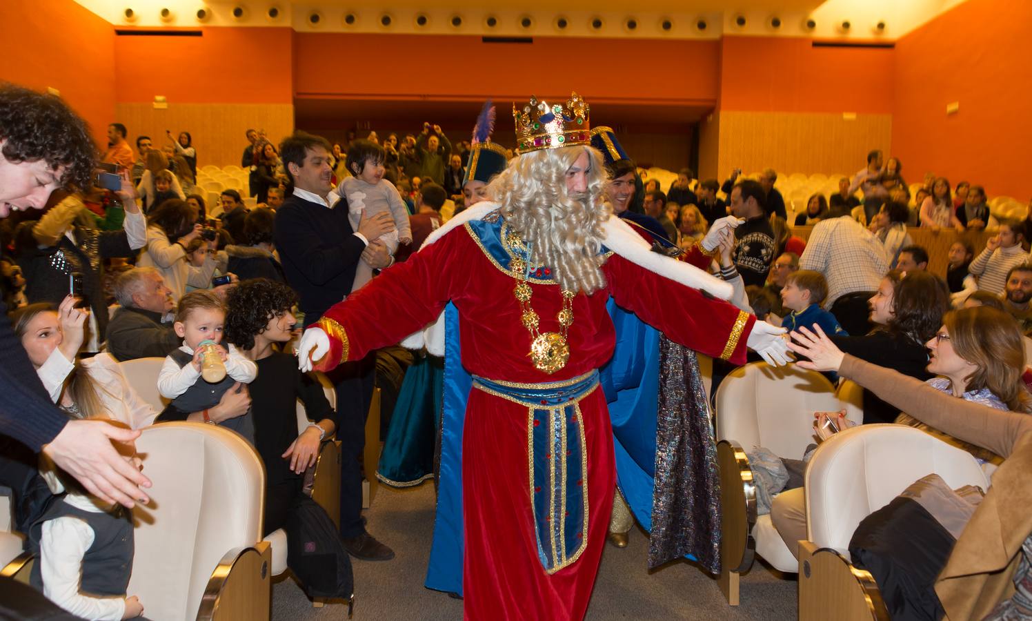 Sonrisas y lloros en la visita de los Reyes al Auditorio