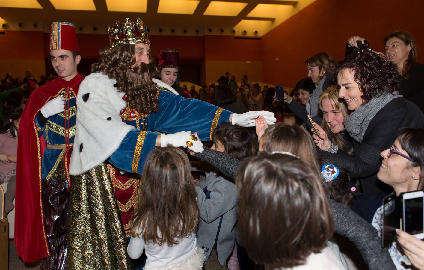 Sonrisas y lloros en la visita de los Reyes al Auditorio