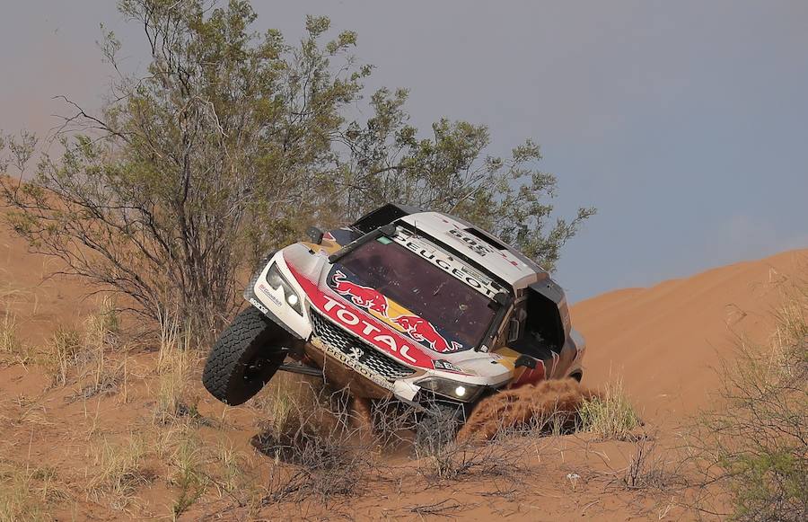 El piloto francés Sebastien Loeb y su copiloto monegasco Daniel Elena conducen el Peugeot 3008 DKR del Team Peugeot Total.