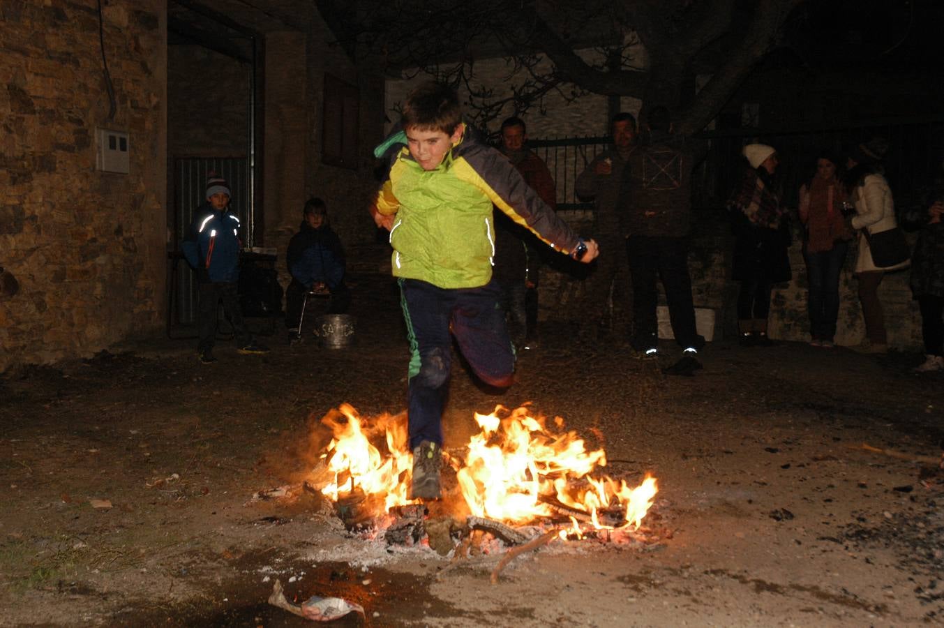 Cervera enciende los tradicionales fuegos de San Antón