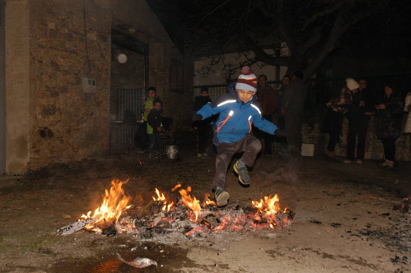 Cervera enciende los tradicionales fuegos de San Antón