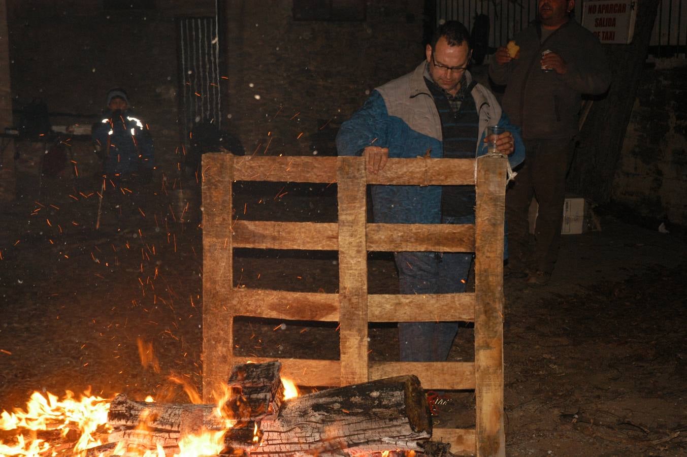 Cervera enciende los tradicionales fuegos de San Antón