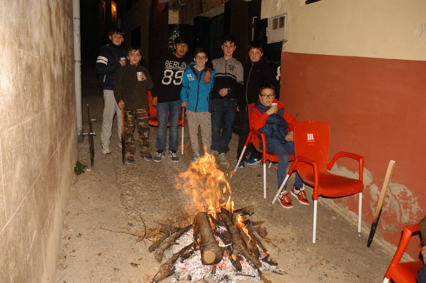 Cervera enciende los tradicionales fuegos de San Antón