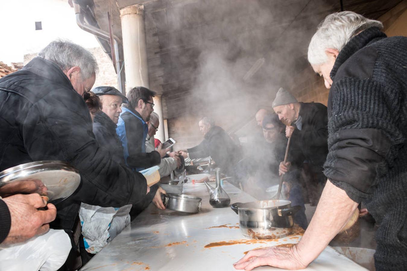 Reparto de habas en Ojacastro