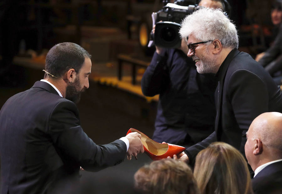 Dani Rovira enseña un zapato de tacón a Pedro Almodóvar.