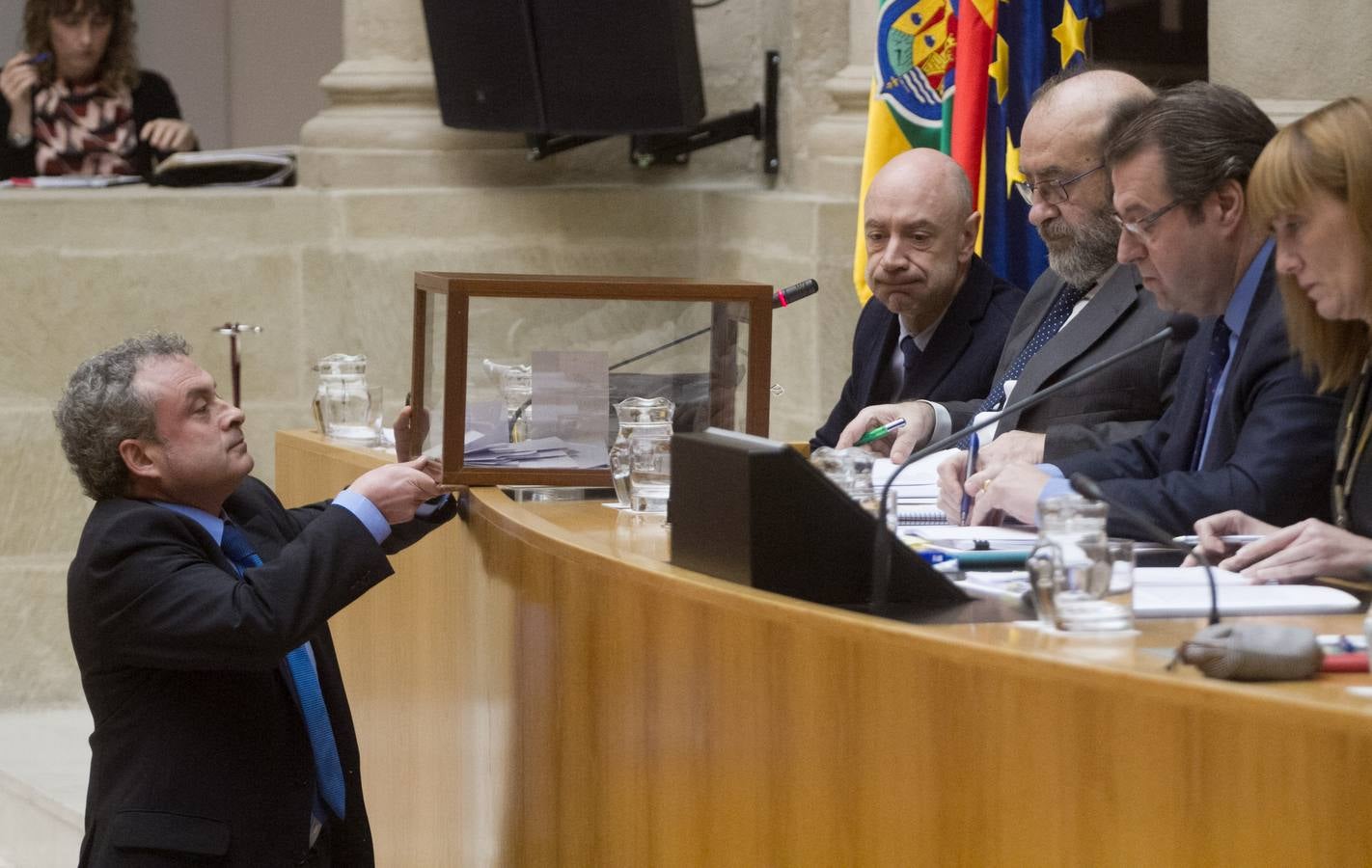 Los gestos en la sesión del Pleno del Parlamento riojano