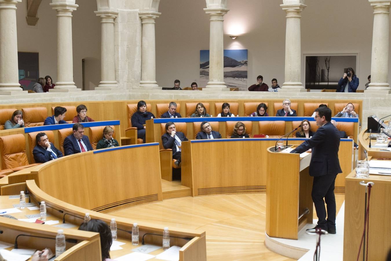 Los gestos en la sesión del Pleno del Parlamento riojano