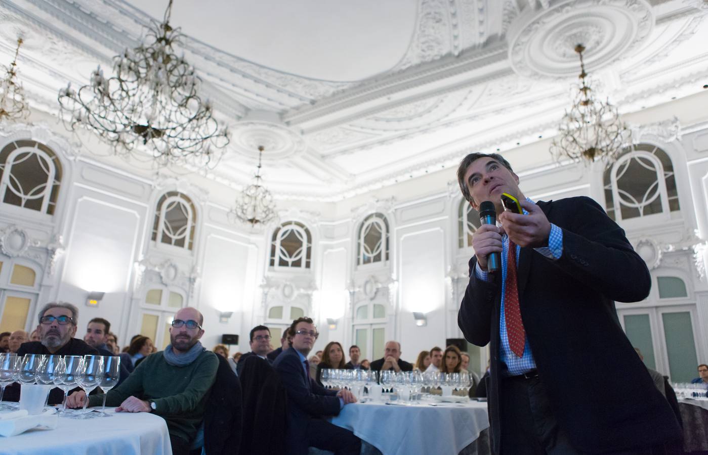 Agustín Santolaya y Álvaro Palacios dirigen una cata solidaria en el Círculo Logroñés