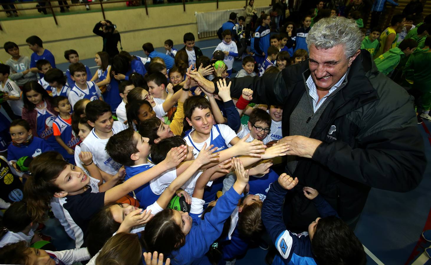 Fernando Romay participa en el entrenamiento de la cantera del CB Clavijo