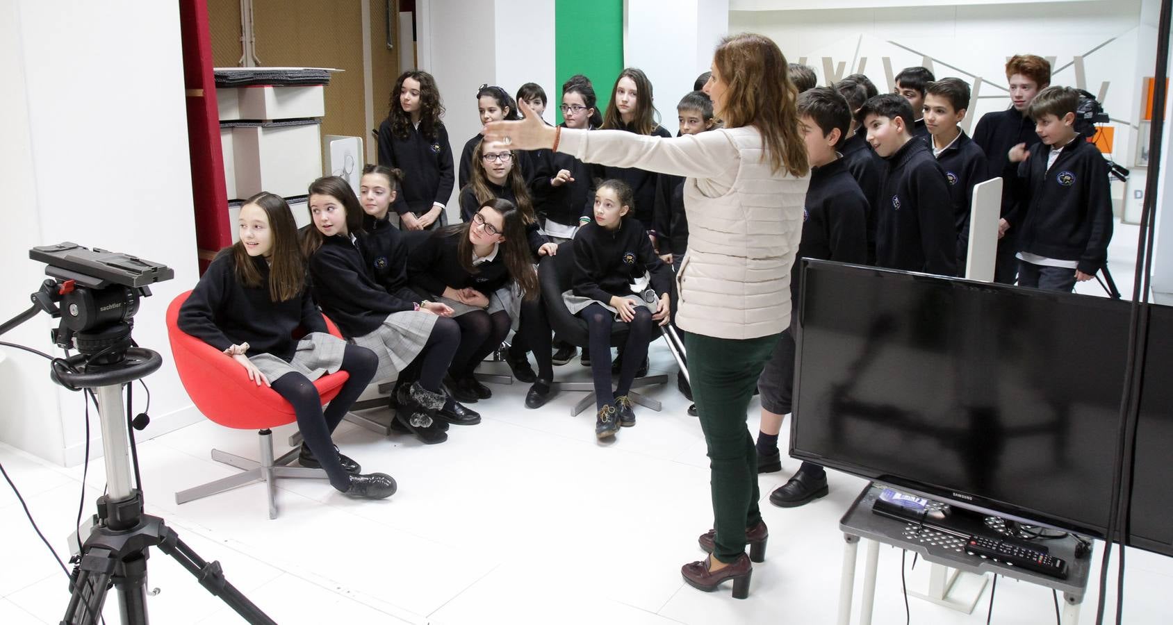 Los alumnos del 6º B del colegio Nuestra Señora del Buen Consejo, Agustinas, visitan la multimedia de Diario LA RIOJA