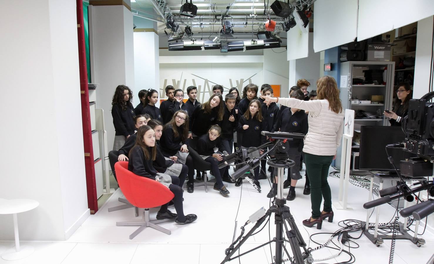 Los alumnos del 6º B del colegio Nuestra Señora del Buen Consejo, Agustinas, visitan la multimedia de Diario LA RIOJA