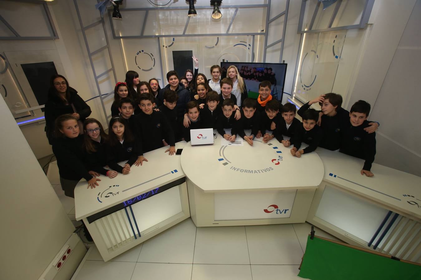 Los de alumnos de 6ºC del colegio Nuestra Señora del Buen Consejo, Agustinas, visitan la mulmedia de Diario LA RIOJA
