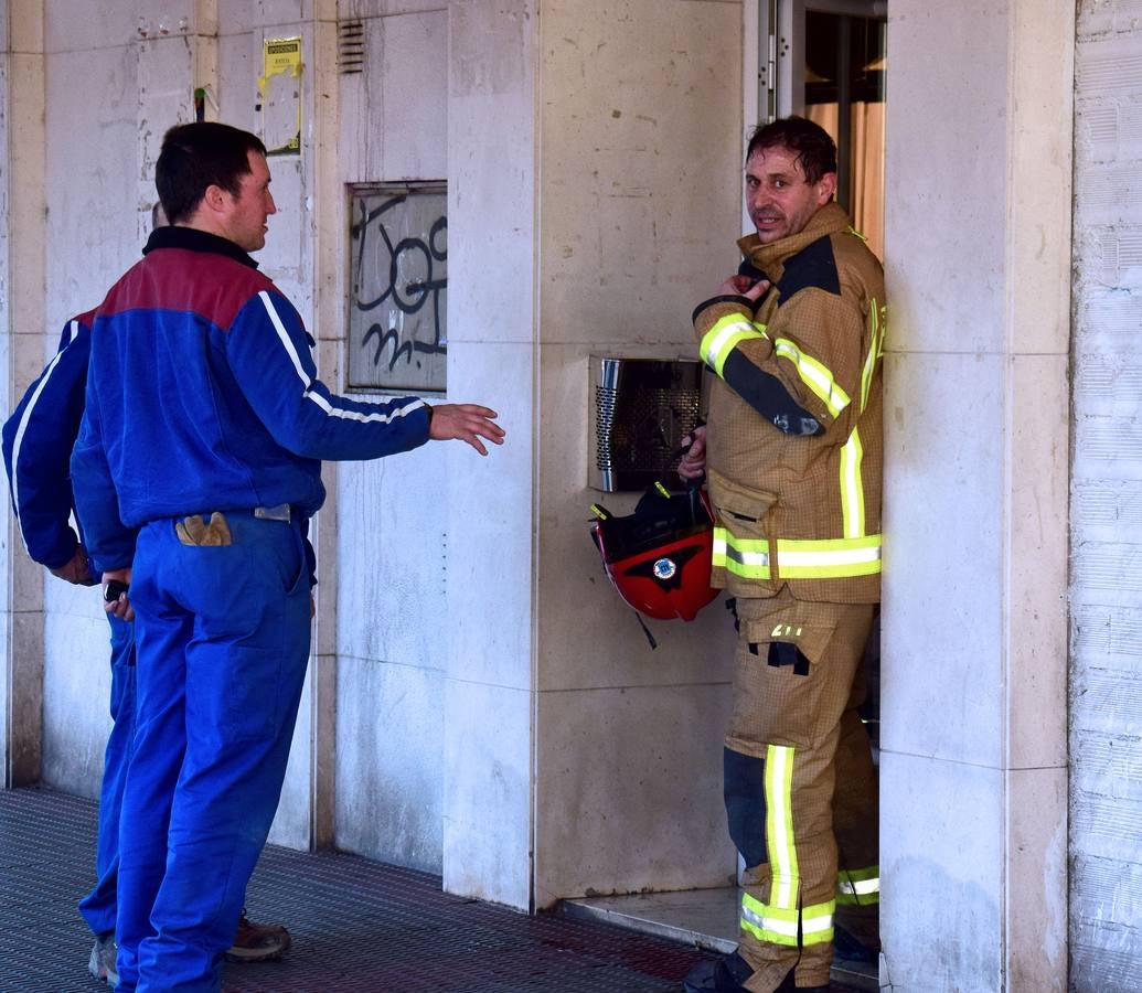 La actuación de los bomberos en la fuga de una caldera en la calle Club Deportivo