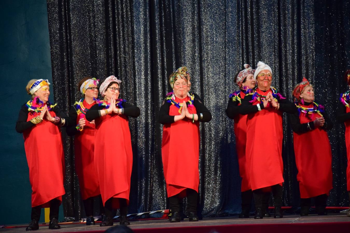 La Fiesta de Carnaval de las Personas Mayores llena el polideportivo de Las Gaunas