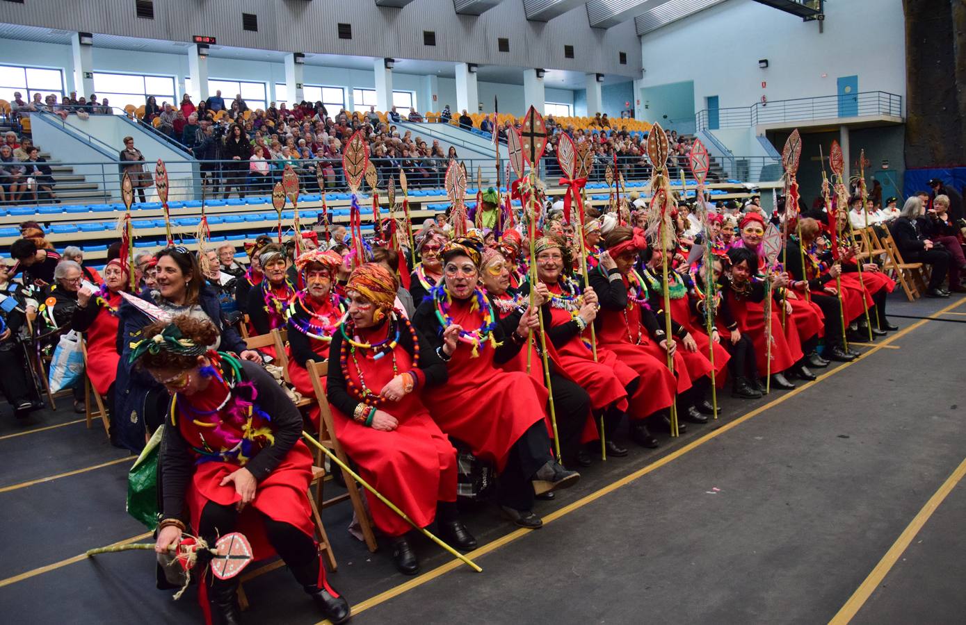 La Fiesta de Carnaval de las Personas Mayores llena el polideportivo de Las Gaunas