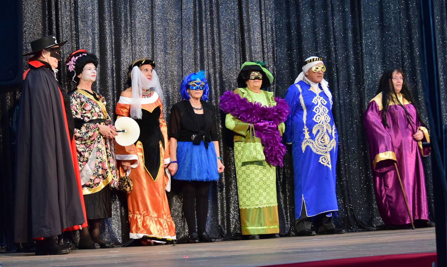 La Fiesta de Carnaval de las Personas Mayores llena el polideportivo de Las Gaunas