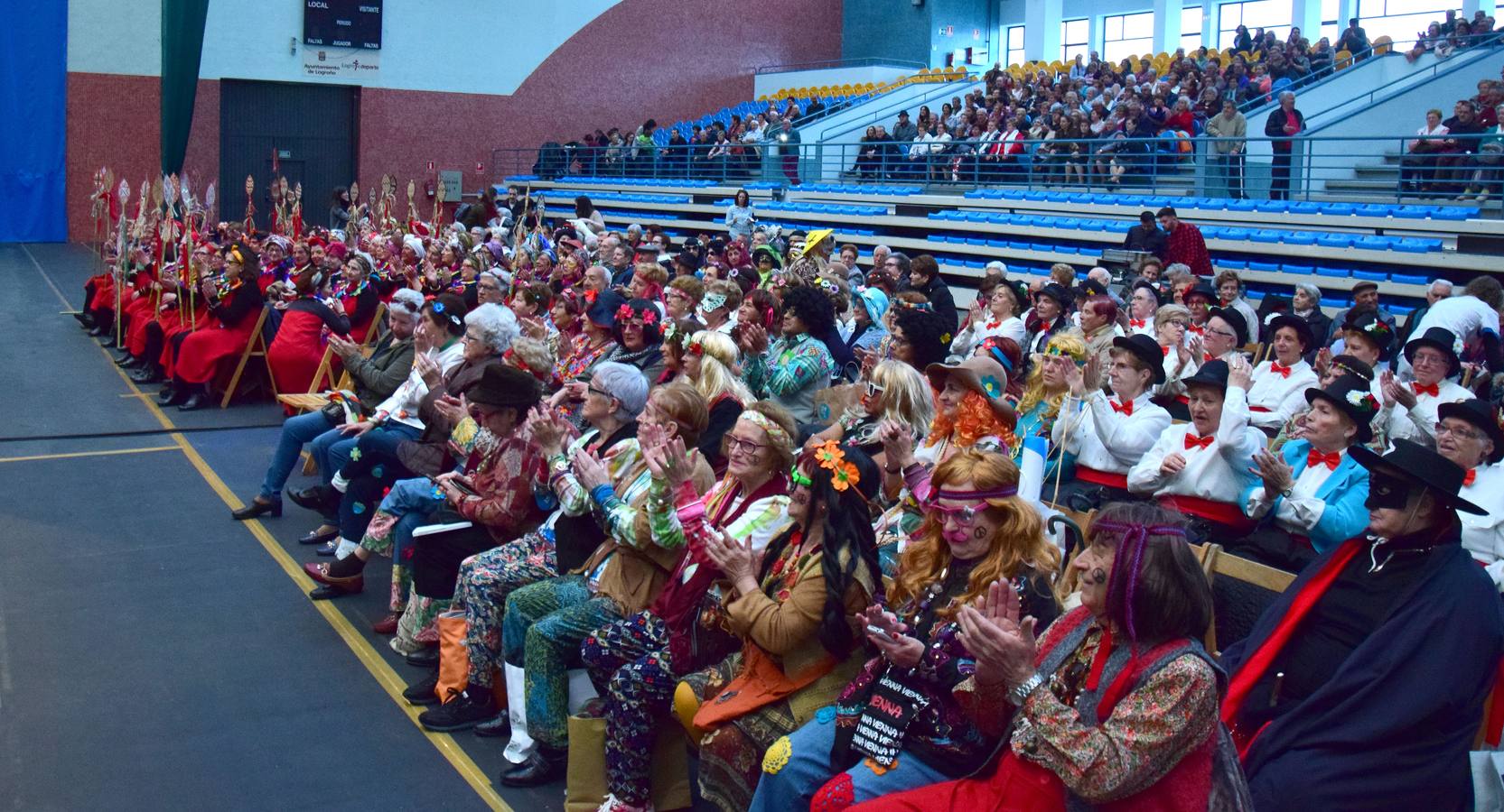 La Fiesta de Carnaval de las Personas Mayores llena el polideportivo de Las Gaunas