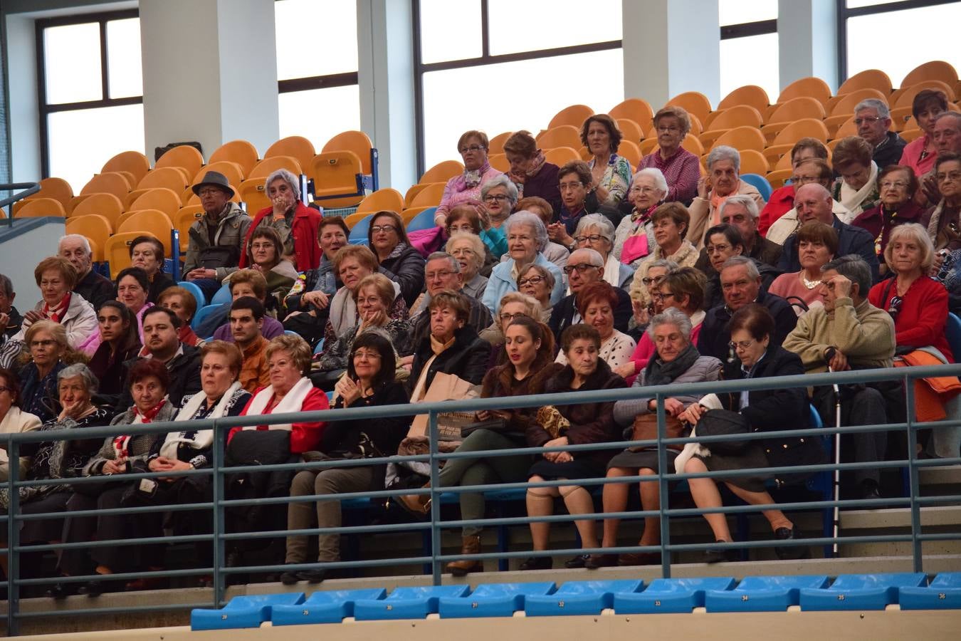 La Fiesta de Carnaval de las Personas Mayores llena el polideportivo de Las Gaunas