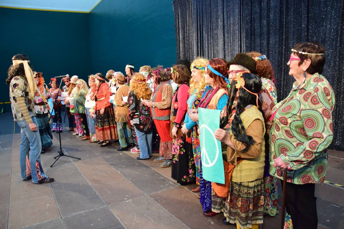 La Fiesta de Carnaval de las Personas Mayores llena el polideportivo de Las Gaunas