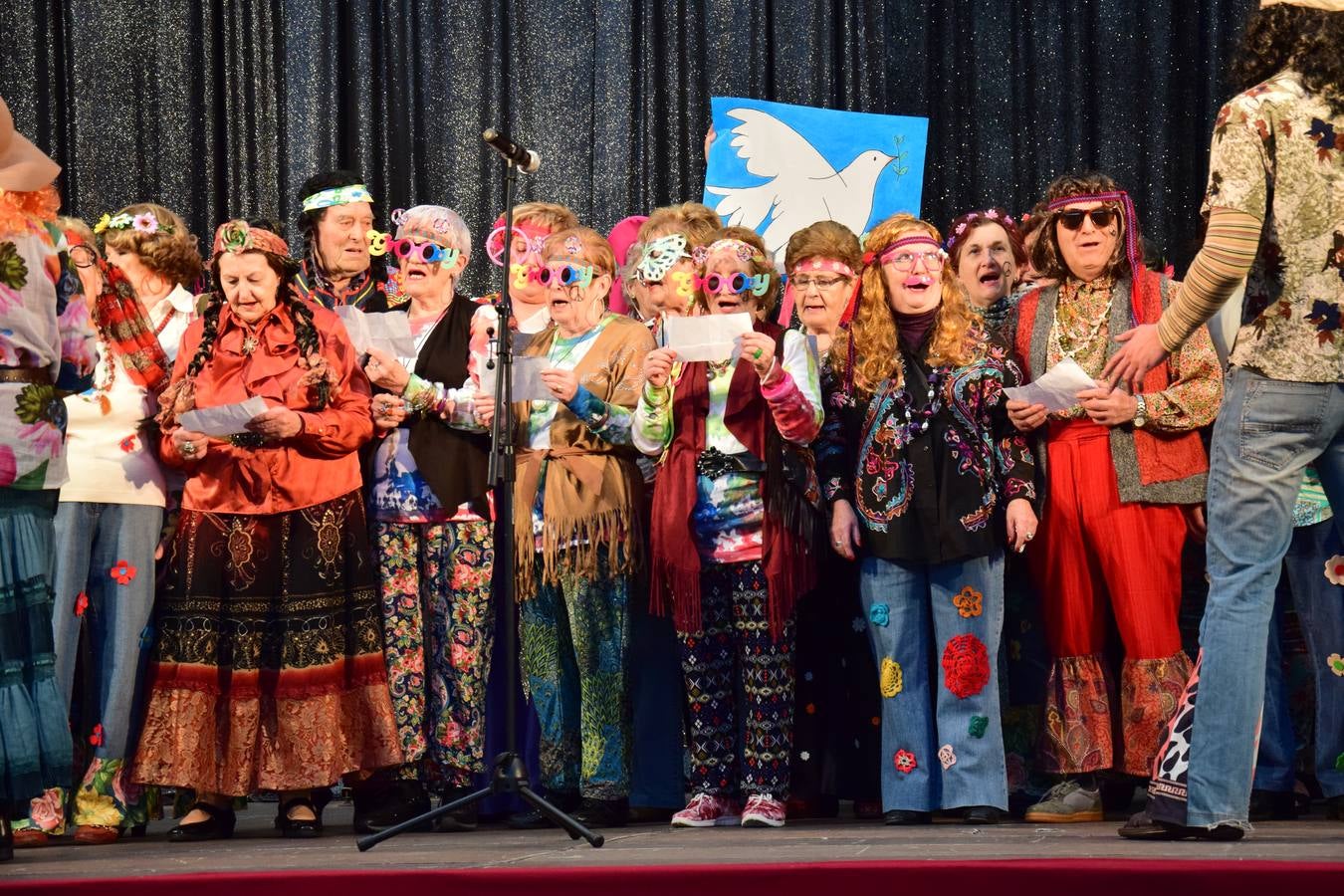 La Fiesta de Carnaval de las Personas Mayores llena el polideportivo de Las Gaunas